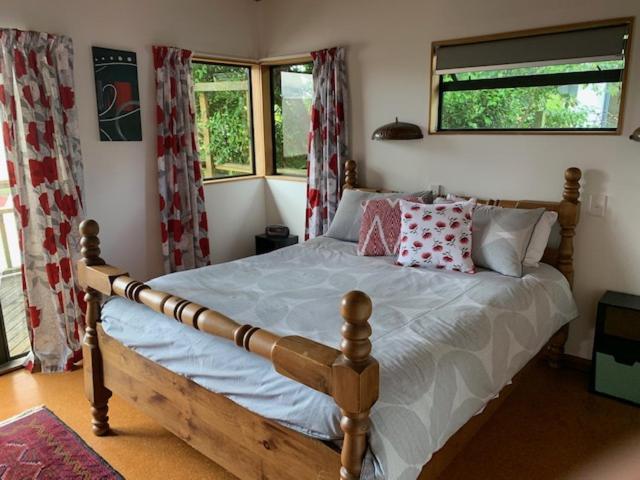 Treetop Hideaway - Taupo Holiday Home Eksteriør billede