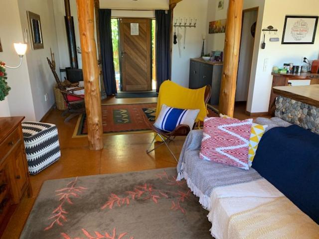 Treetop Hideaway - Taupo Holiday Home Eksteriør billede
