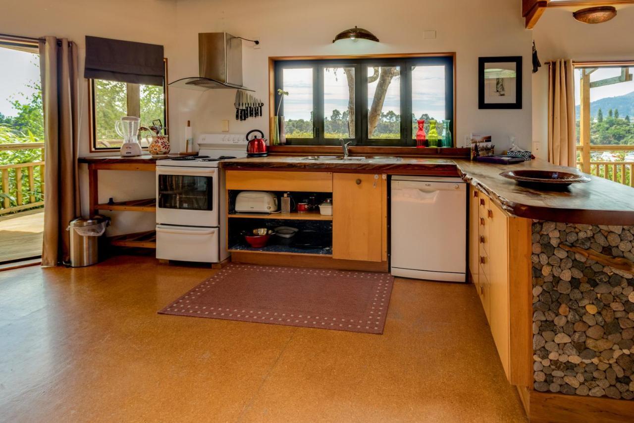 Treetop Hideaway - Taupo Holiday Home Eksteriør billede