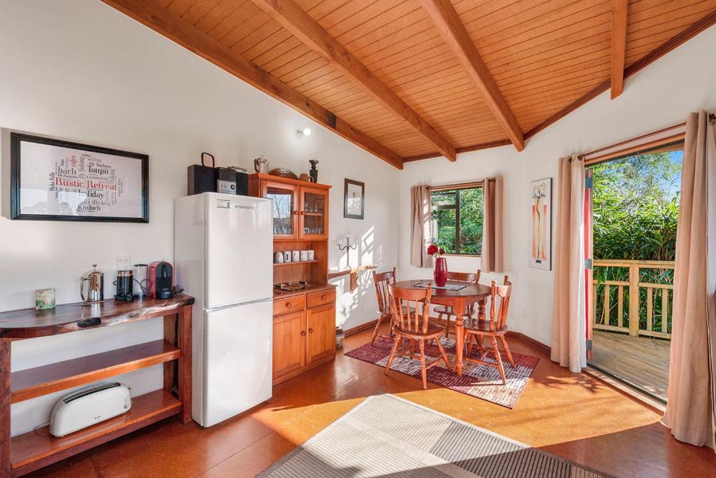 Treetop Hideaway - Taupo Holiday Home Eksteriør billede