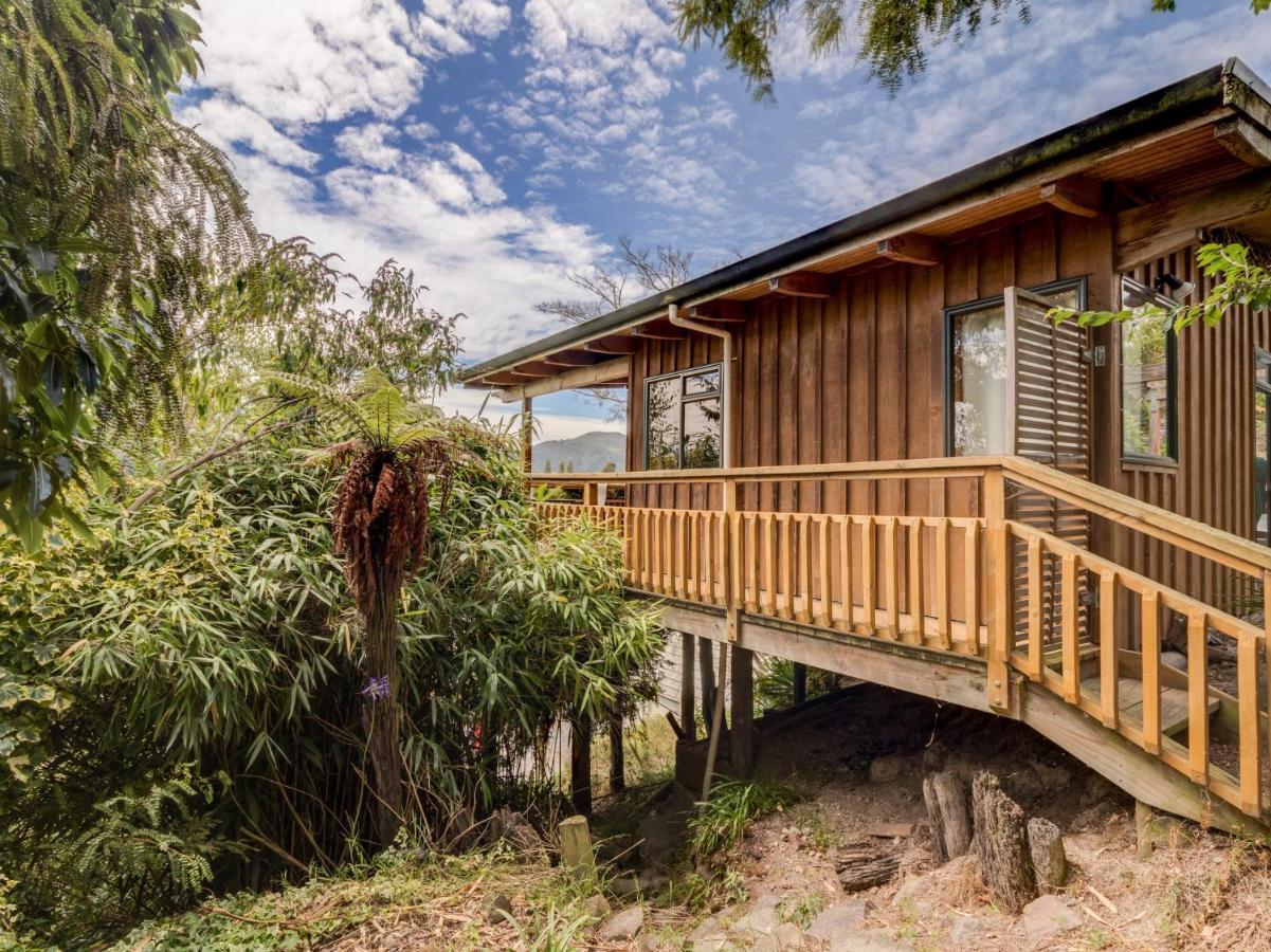 Treetop Hideaway - Taupo Holiday Home Eksteriør billede