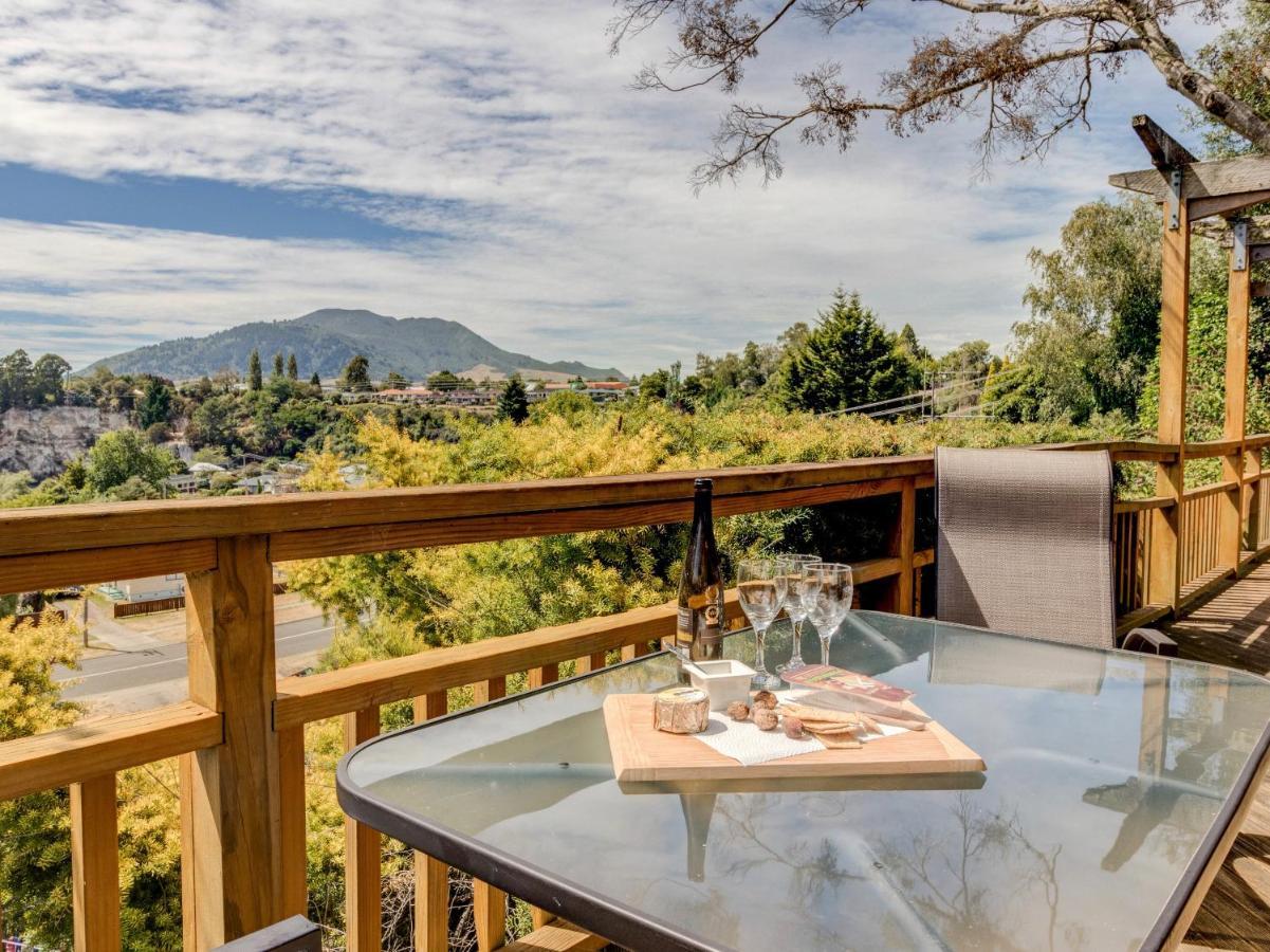 Treetop Hideaway - Taupo Holiday Home Eksteriør billede