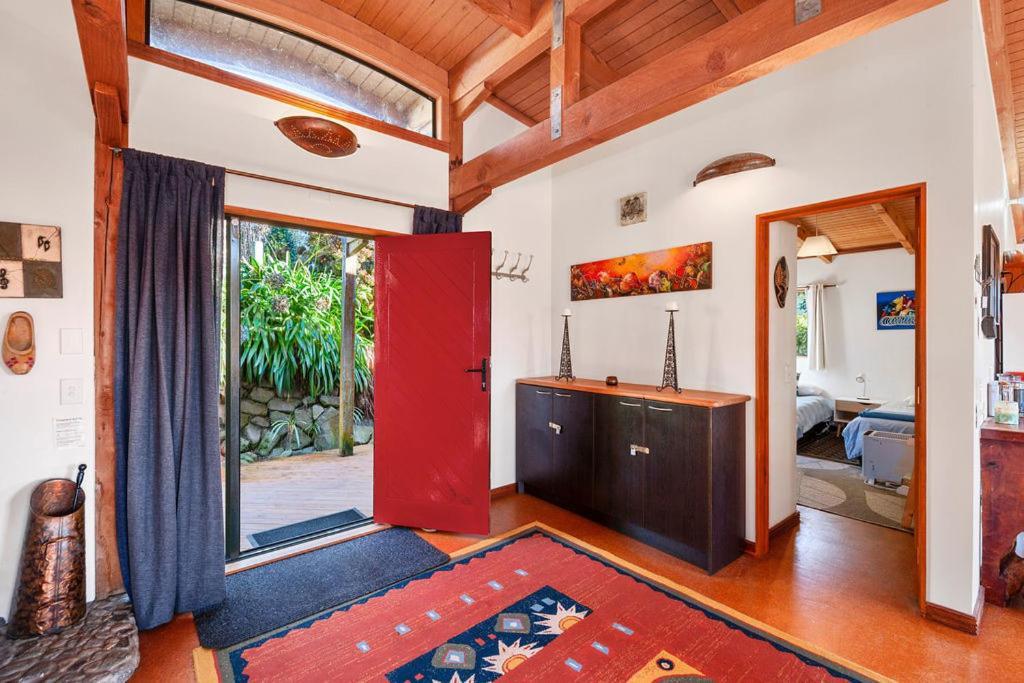 Treetop Hideaway - Taupo Holiday Home Eksteriør billede