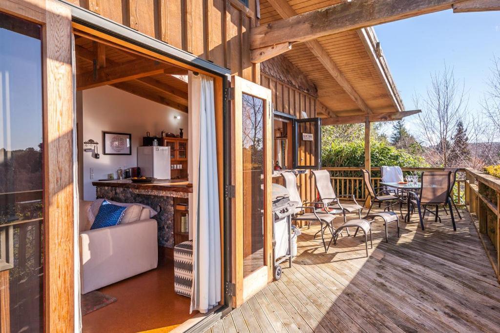 Treetop Hideaway - Taupo Holiday Home Eksteriør billede
