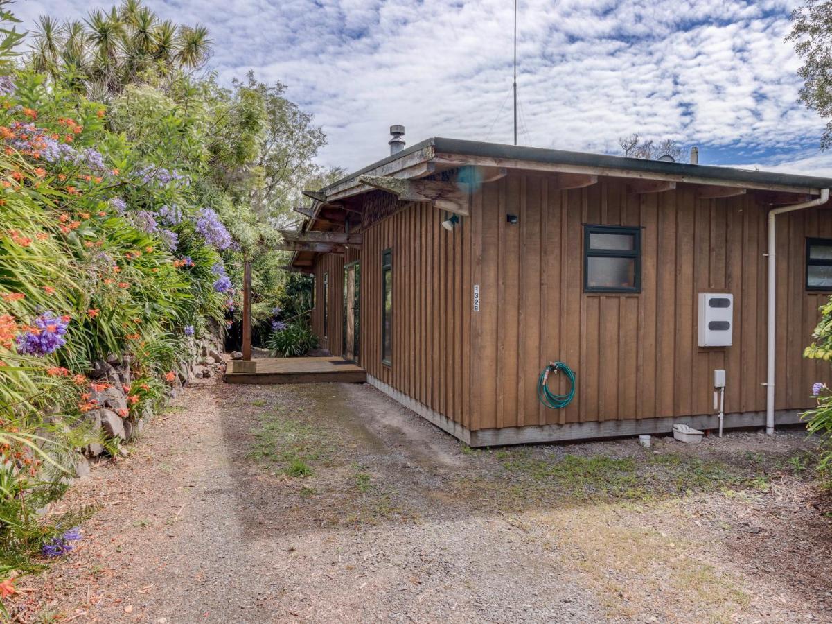 Treetop Hideaway - Taupo Holiday Home Eksteriør billede